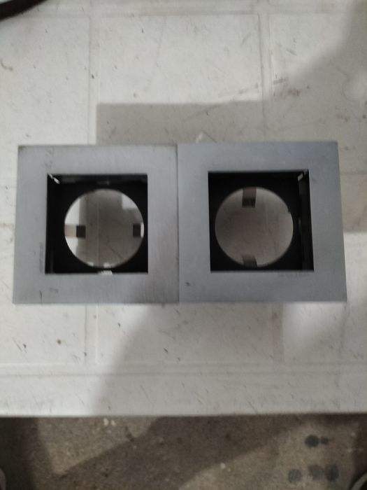 21 projetores de teto para embutir sem lâmpada.