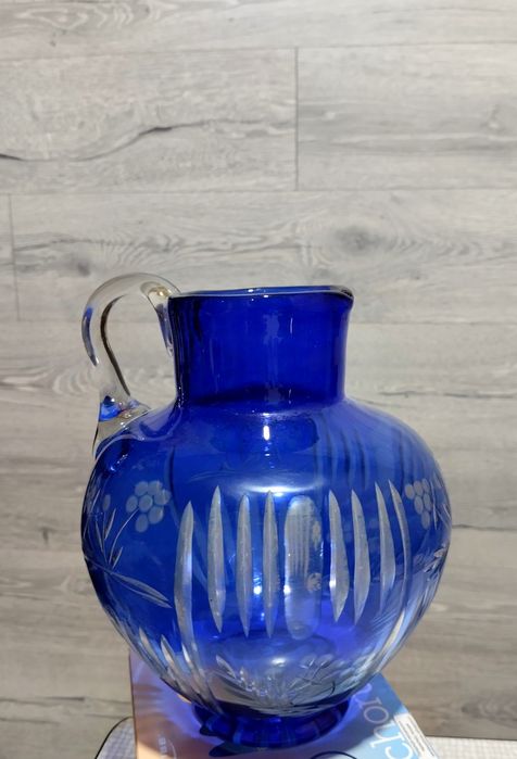 Кувшин синего стекла