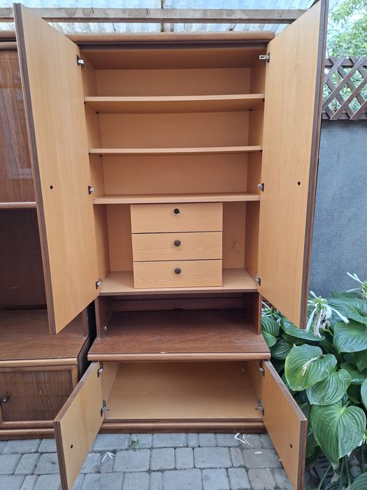 Деревянная стенка в гостинную