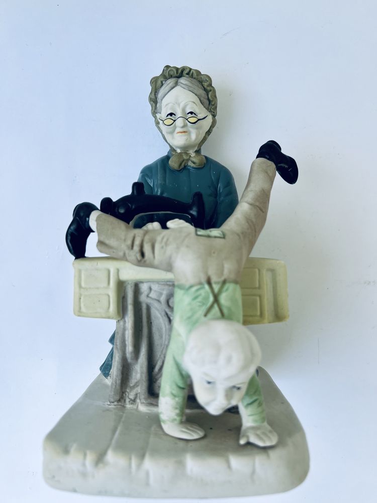 Porcelanowa figurka Babcia krawcowa
