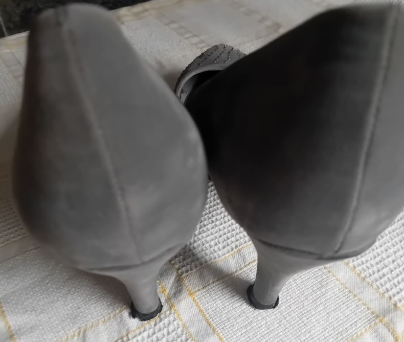 Sapatos cinza usados