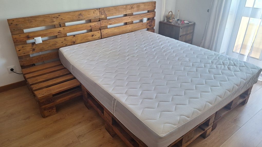 Cama de casal feita em paletes