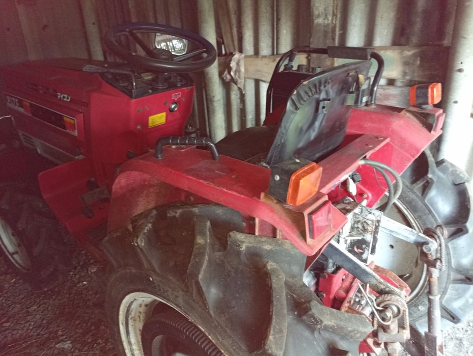 трактор Shibaura P17f в робочому стані з додатковим обладнанн