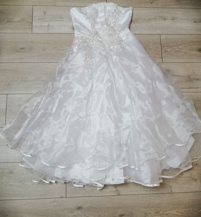 Дуже красиве біле плаття на дівчинку