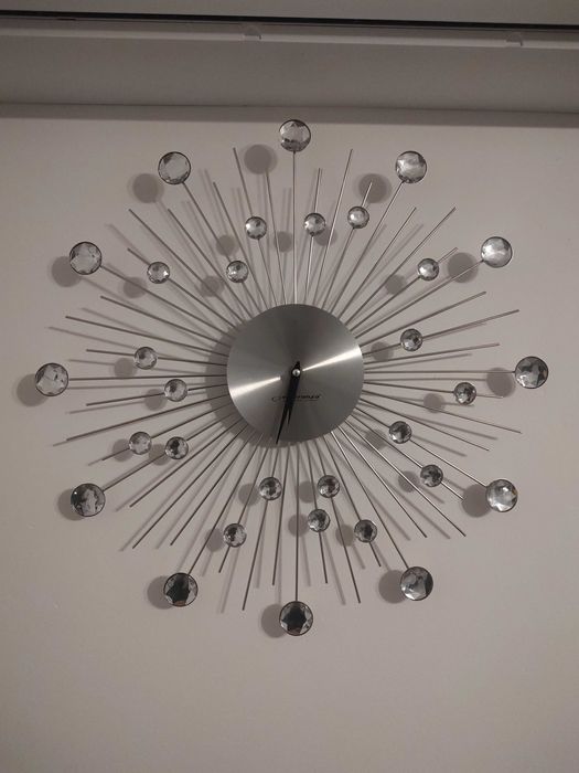 Zegar ścienny z kryształkami