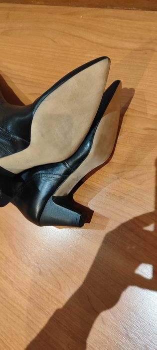 Botas novas em pele nunca foram usadas.