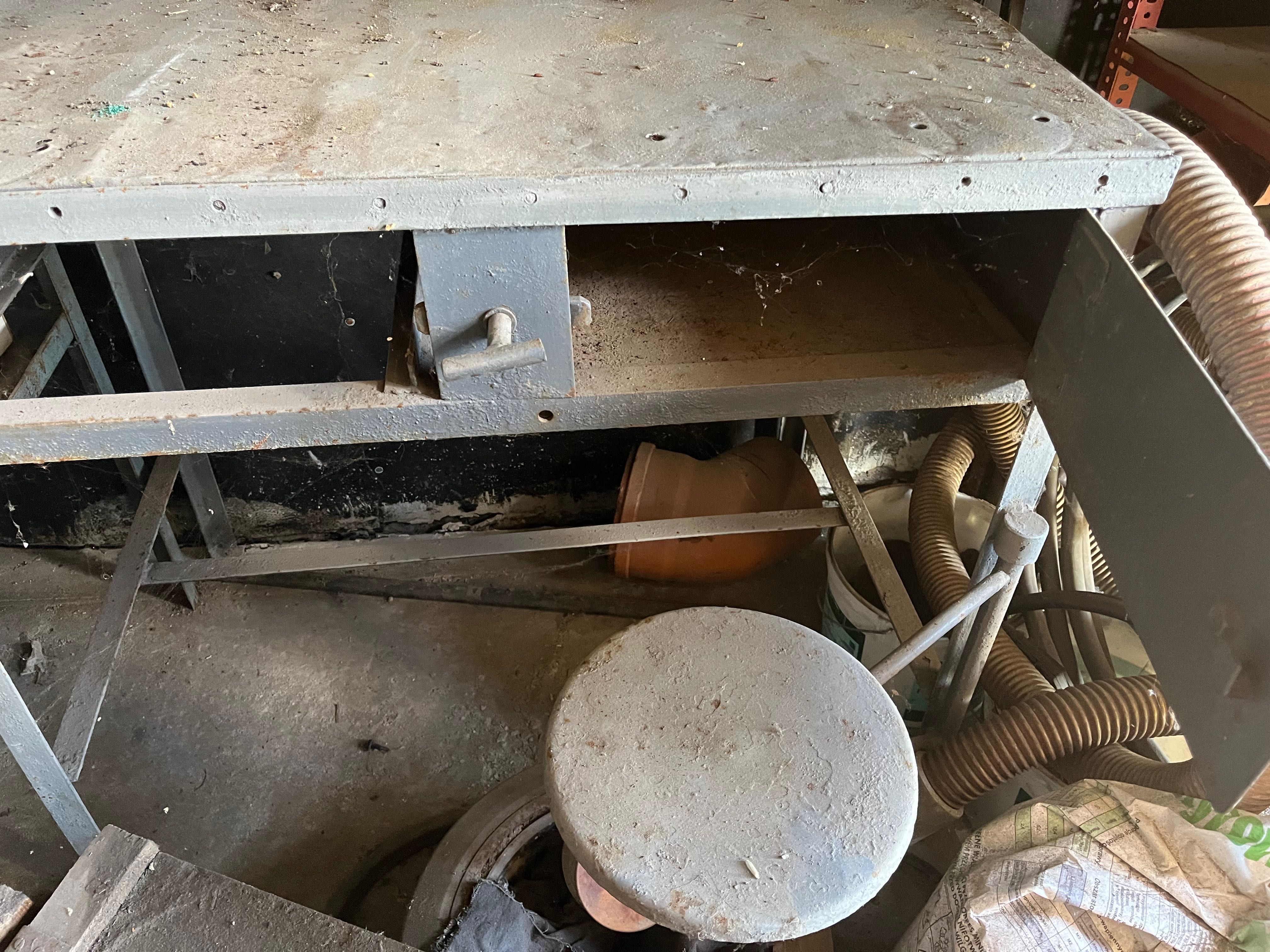 Stół warsztatowy metalowy z siedzeniem 100x65 wys. 80