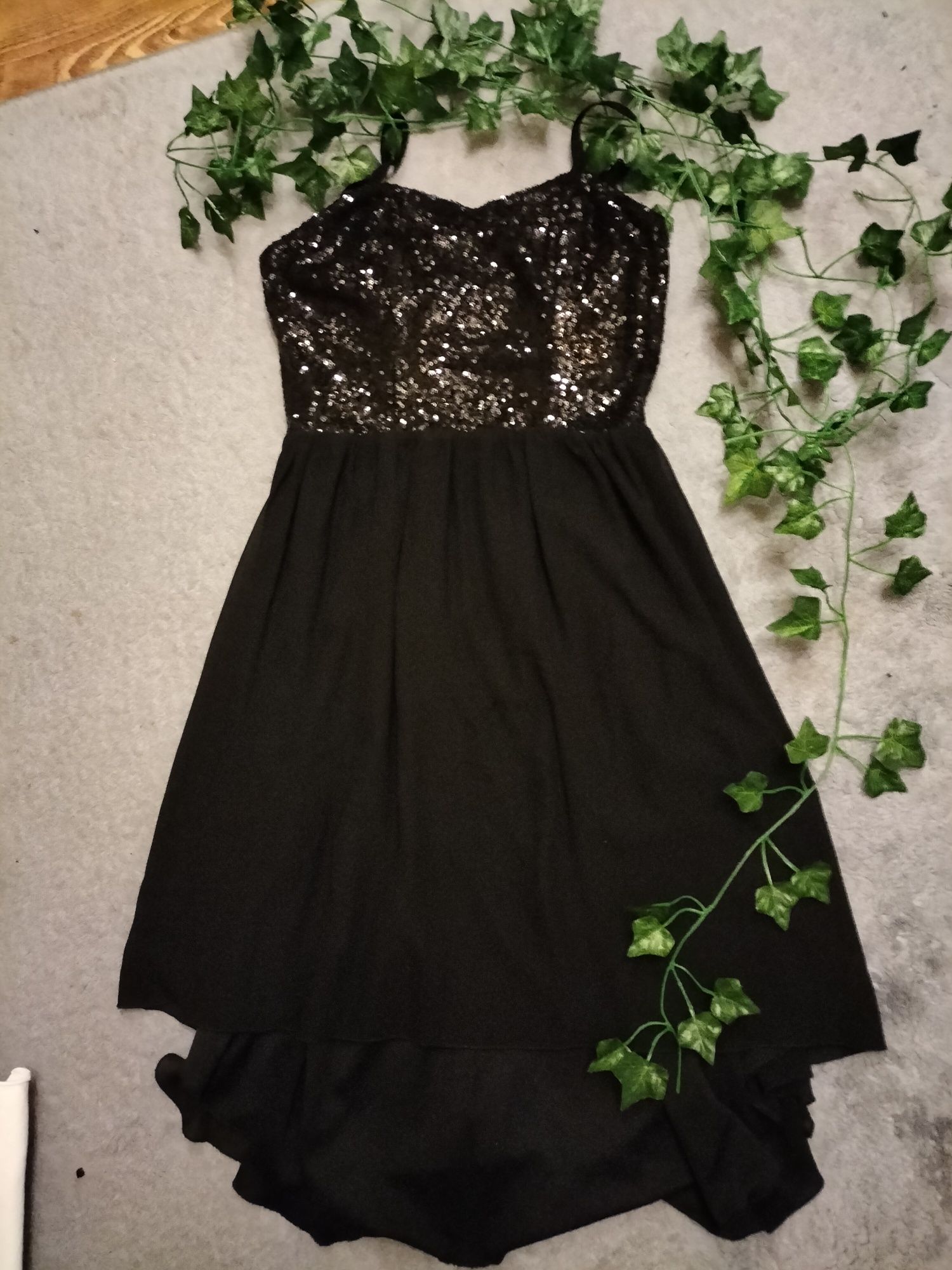 Sukienka krótka czarna z opinanymi szelkami XS