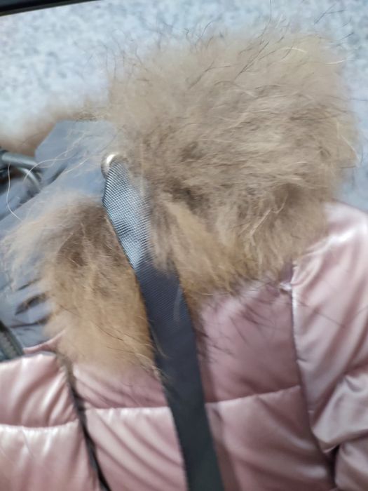 Куртка стеганная девочке осень зима с мехом натуральным енот 134р 7-8л