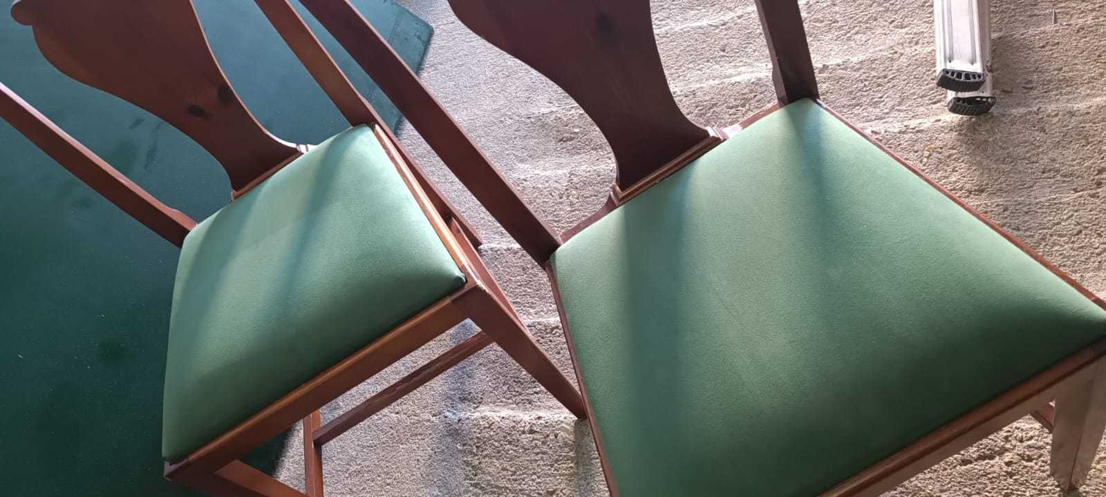Cadeiras de madeira estofadas (restaurante / café)