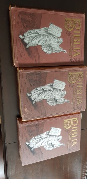 Vendo biblia em 3 volumes muito antiga em muito bom estado