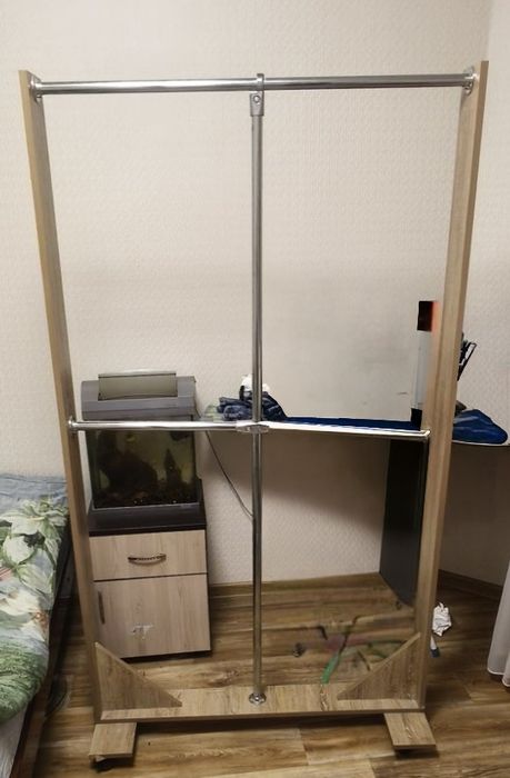 Вішалка підлогова на колесах