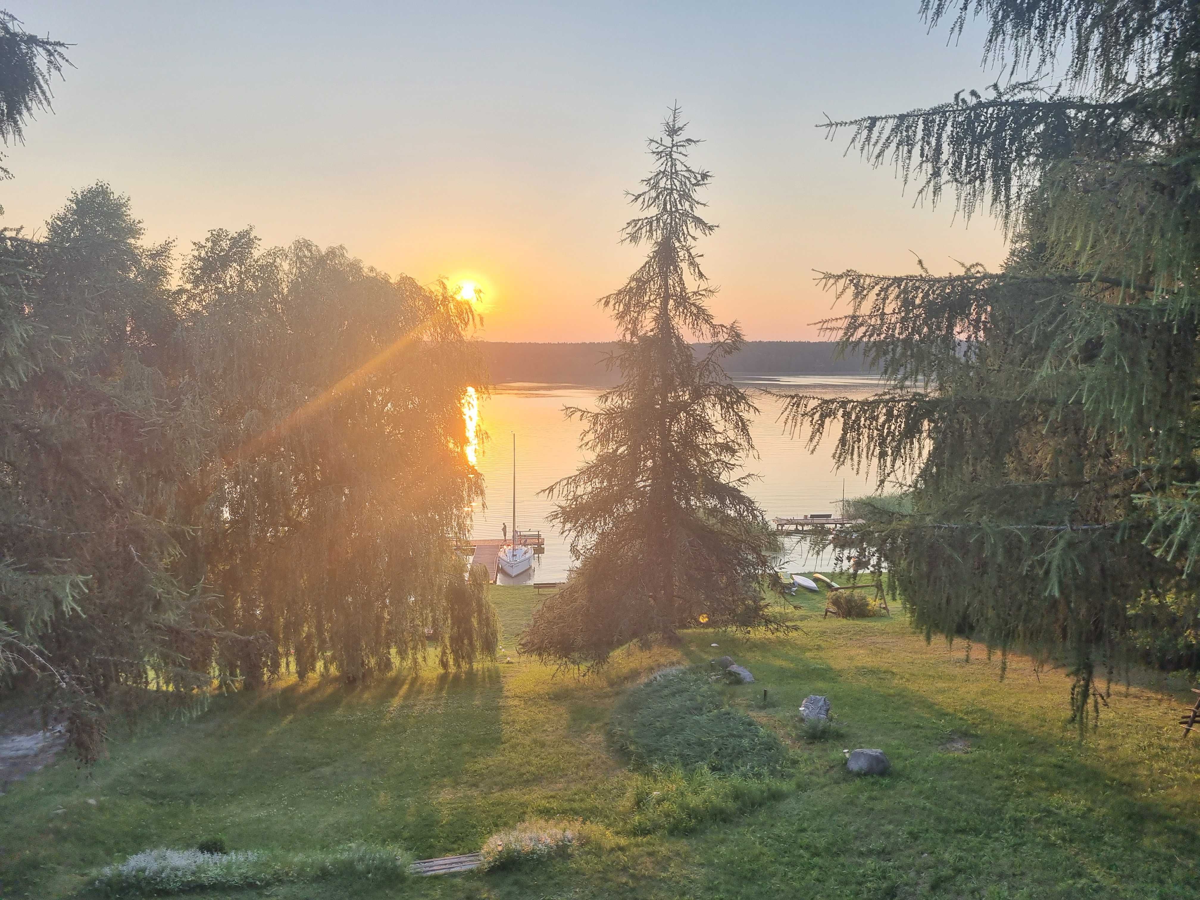 Ogrodzony domek nad jeziorem z linią brzegową Mazury Rybical- Marcinek