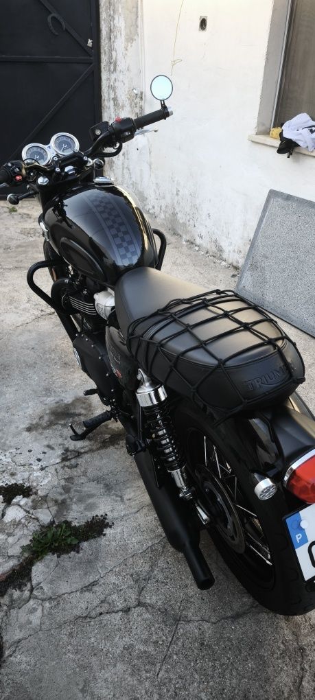 Triumph bonnevile T100 Black edition.