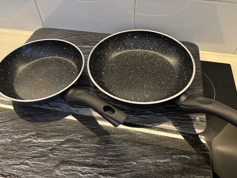 Conjunto de 2 Frigideiras Antiaderentes – Excelente Estado!