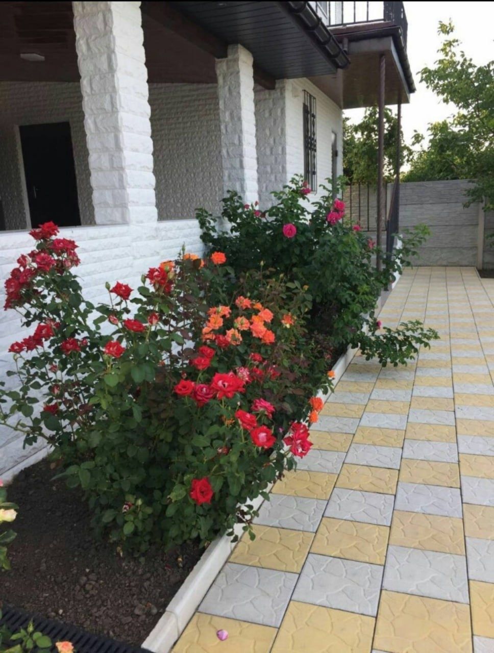 Продам загородный дом с евроремонтом, все новое, ландшафтный дизайн.