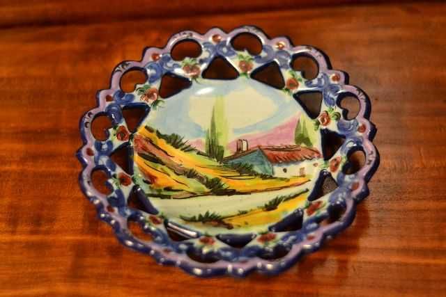 Prato rendilhado de pendurar marca Vestal, Alcobaça.