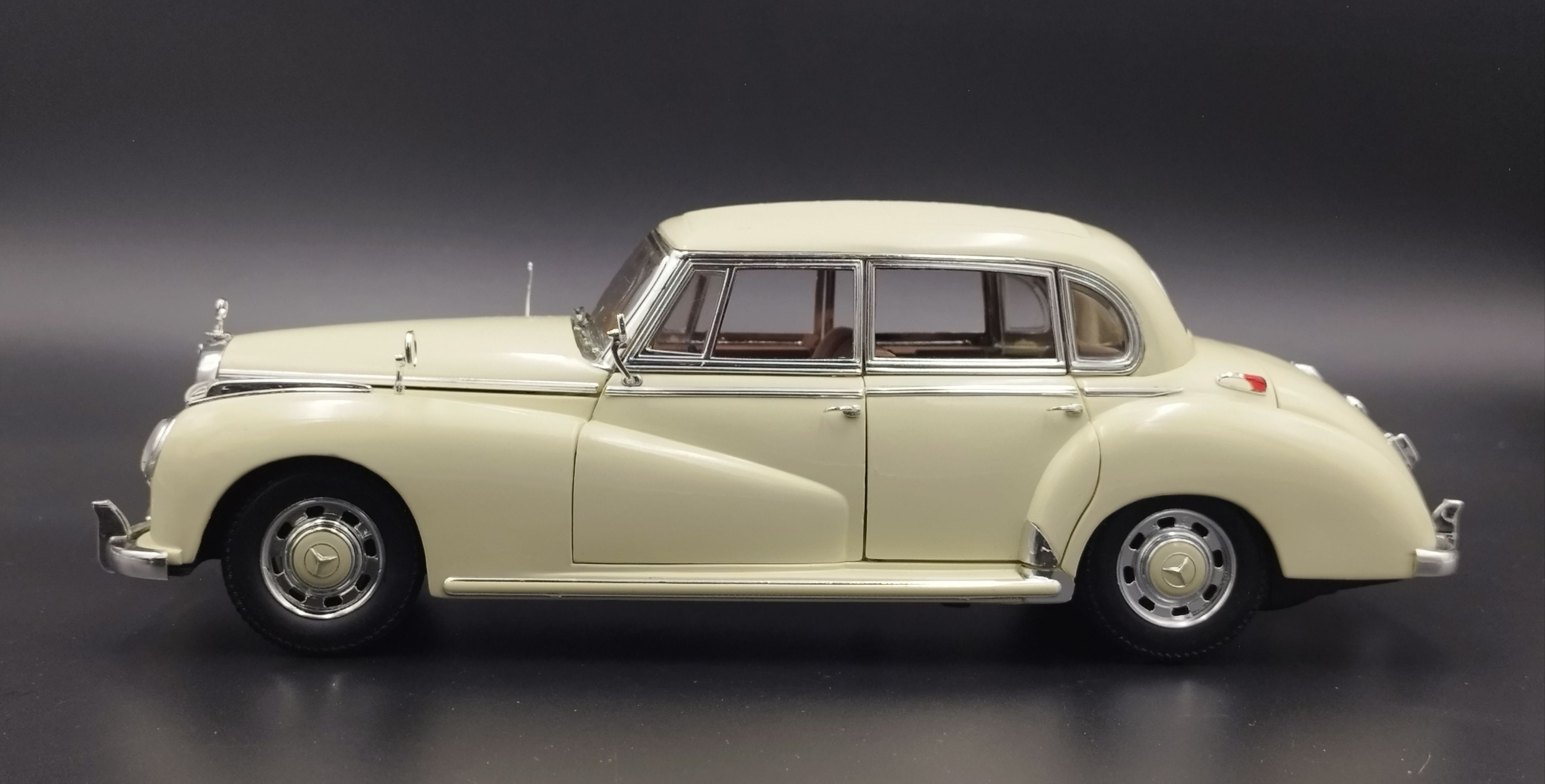 1:18 Ricko 1955 Mercedes-Benz 300c Sedan model nowy