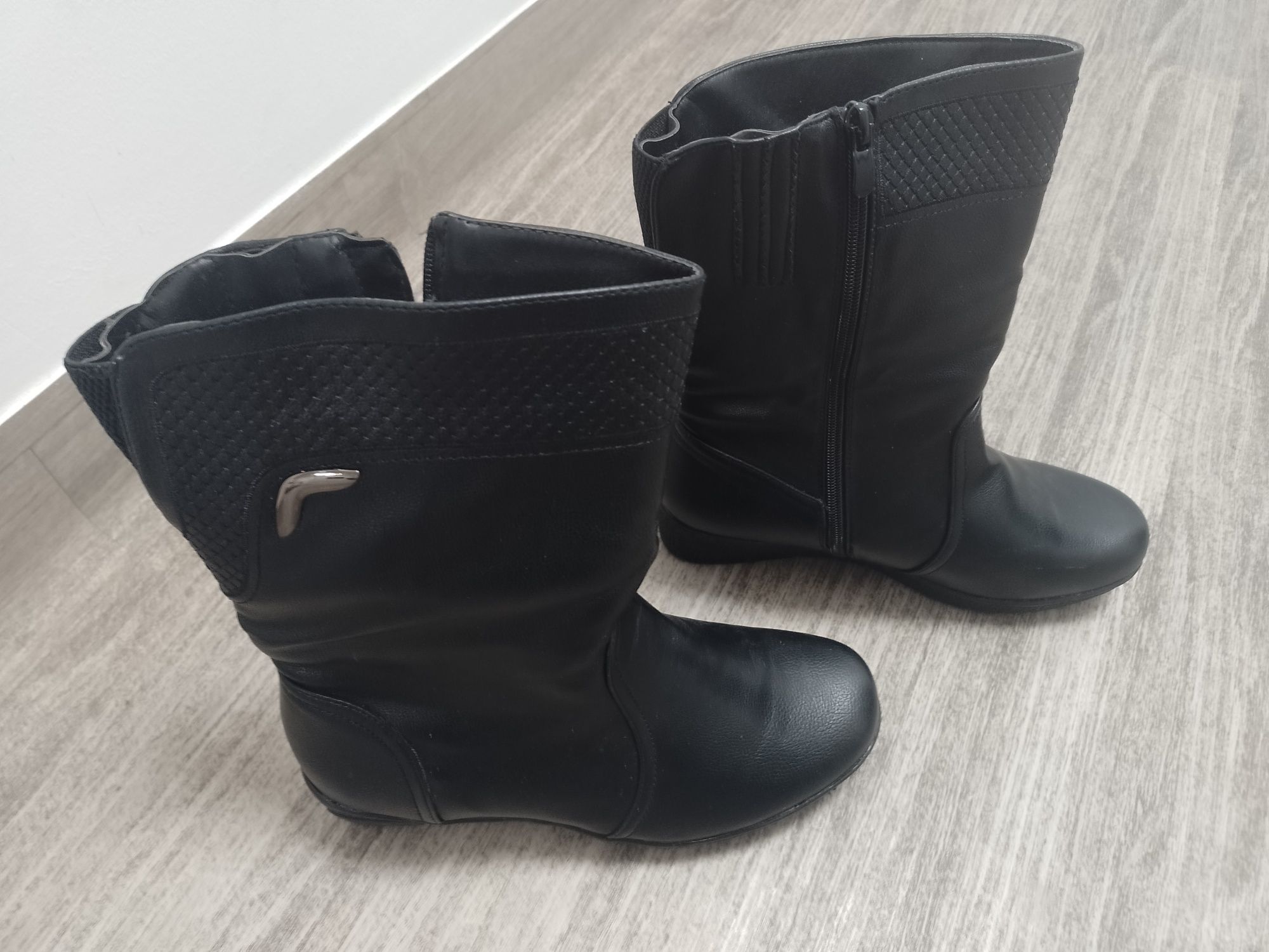 Sprzedam damskie buty zimowe rozmiar 39.