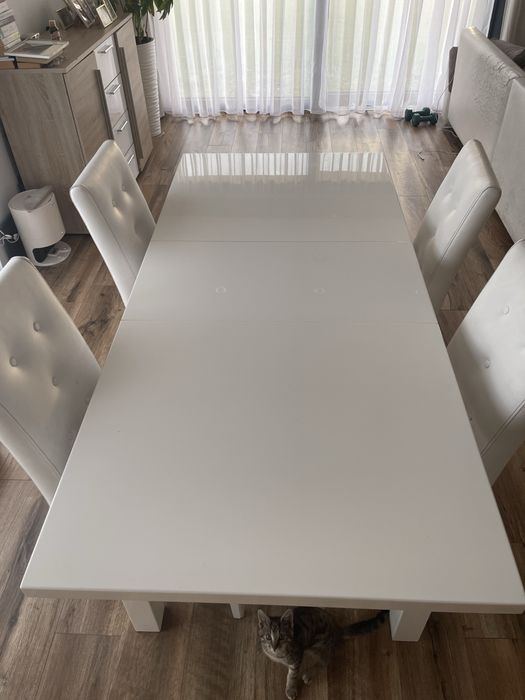 Stół lakierowany bialy i 4 krzesła
