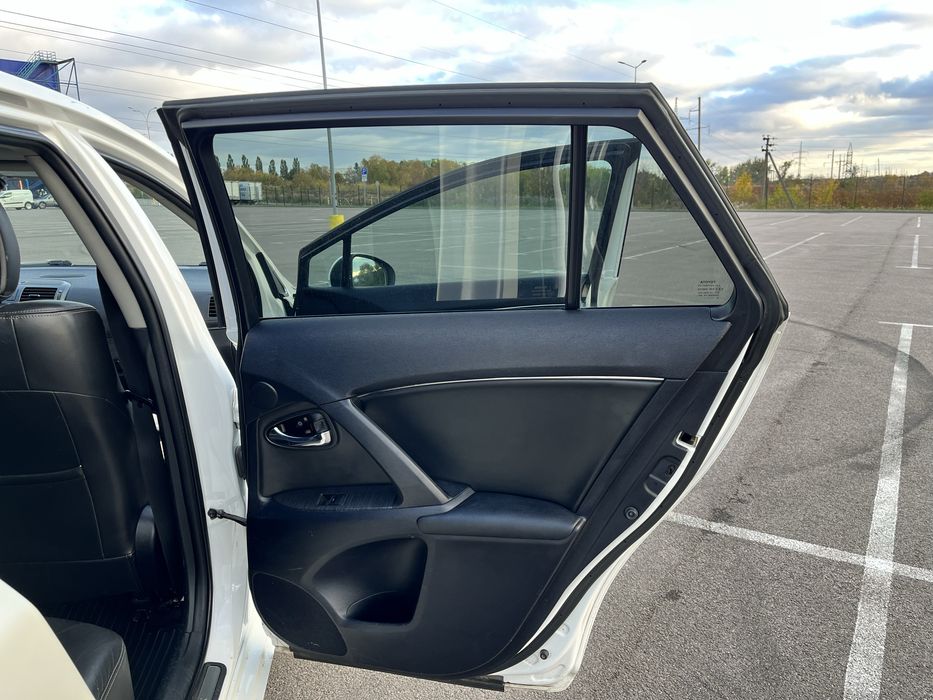 Тойота Авенсіс Т27