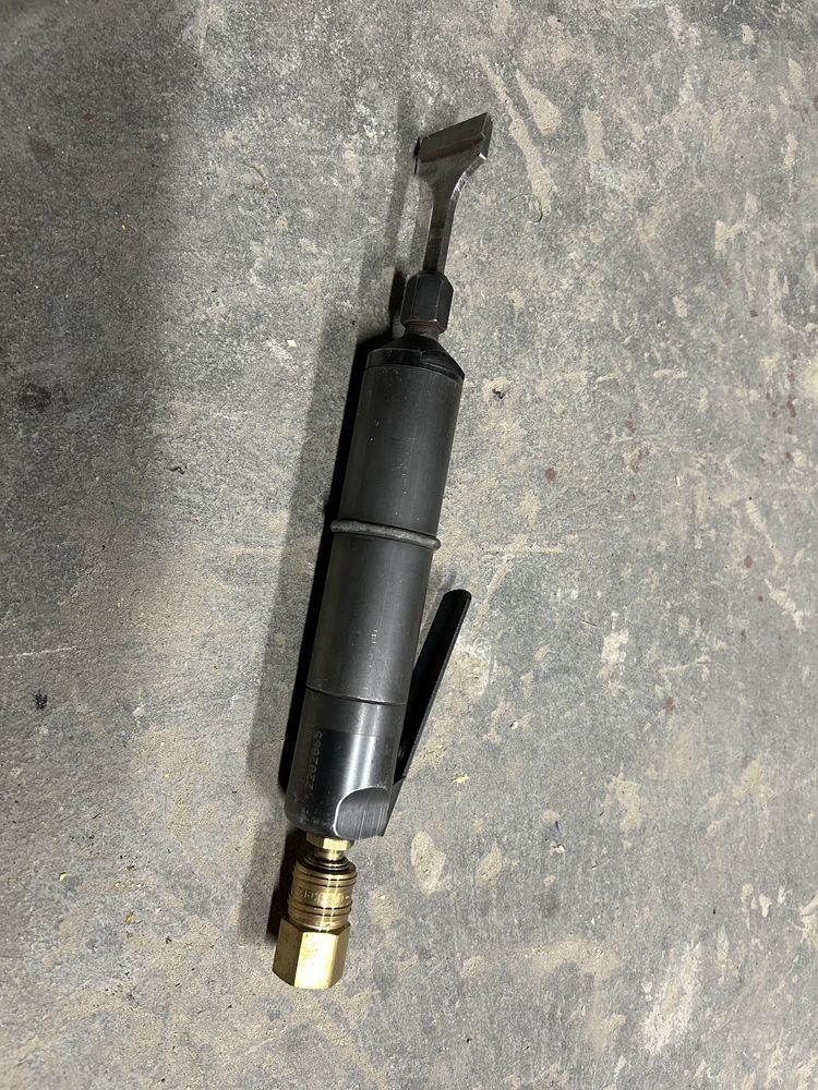 Niskowibracyjny skrobak pneumatyczny HRV-95A