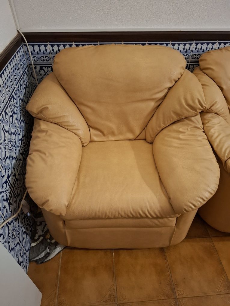 Vendo conjunto de sofás em pele