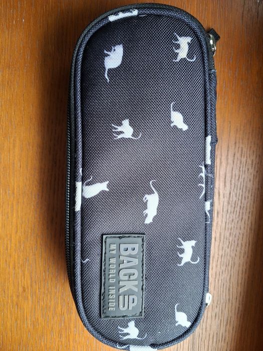 Piornik saszetka czarny w koty