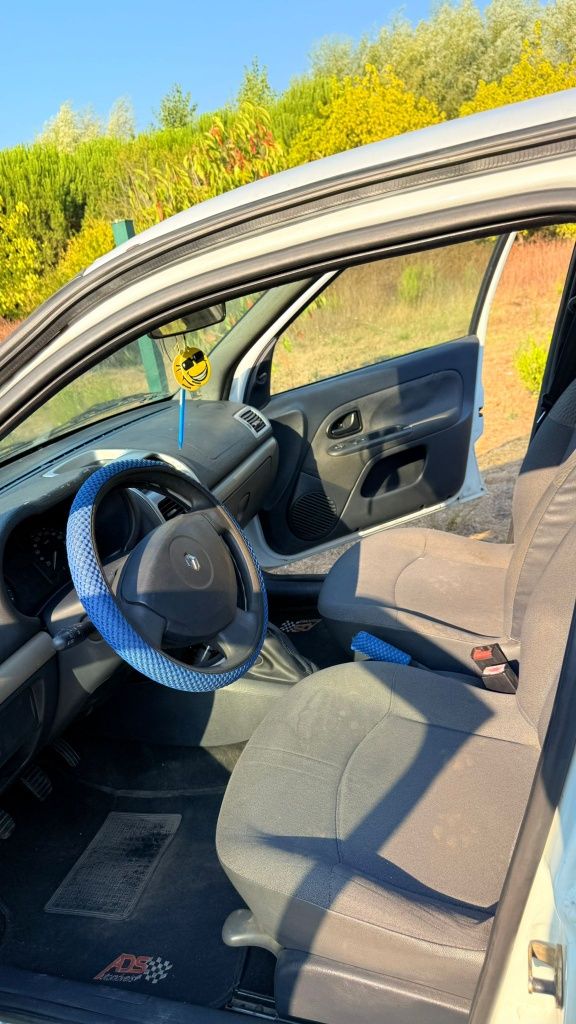 Vendo Renault Clio 2 años 2004 1.2 gasolina