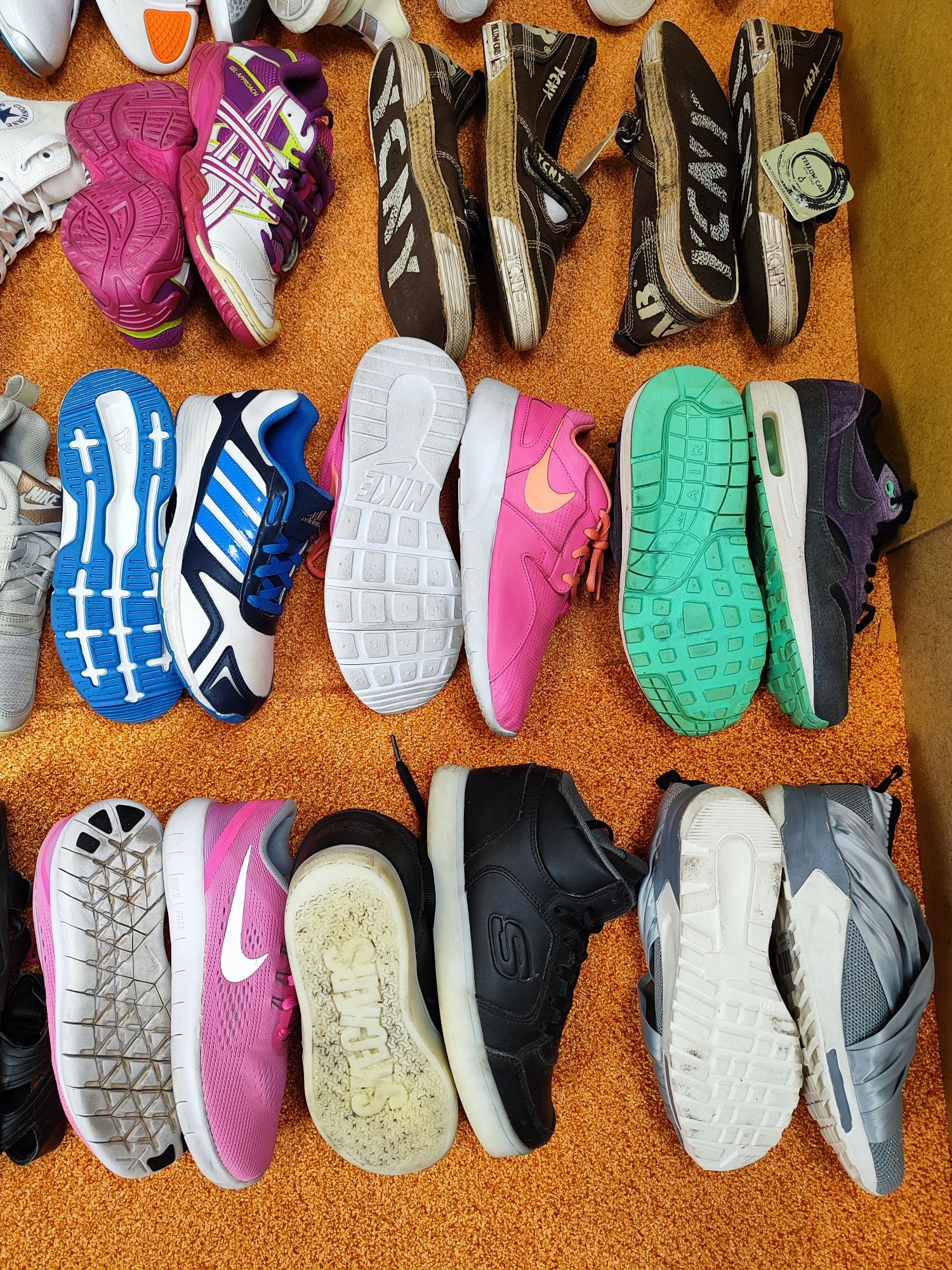 Кросівки б/в КРЕМ гуртом Adidas, Nike (лот 30 пар)