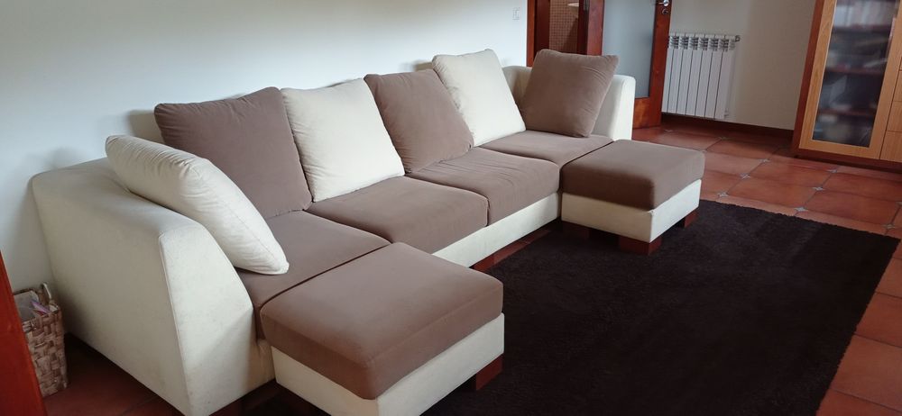 Sofá com cerca de 3,80 metros de comprimento. 4 lugares.