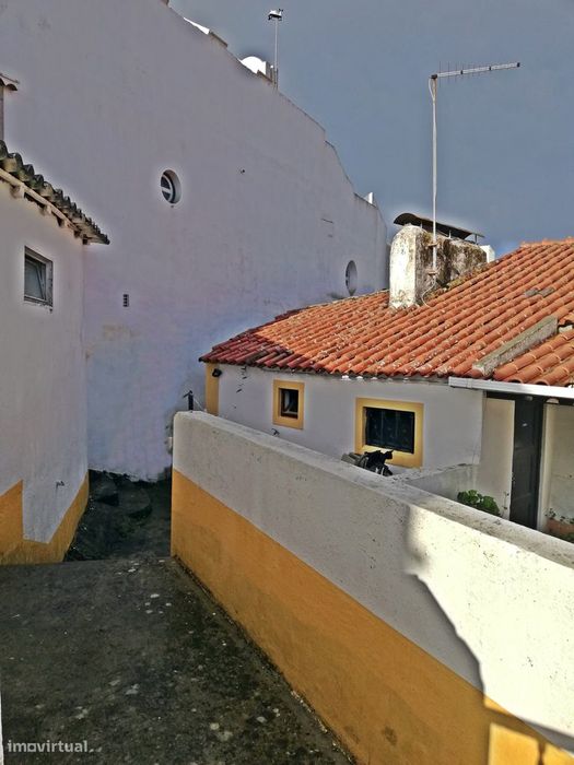 Moradia geminada, em zona calma.