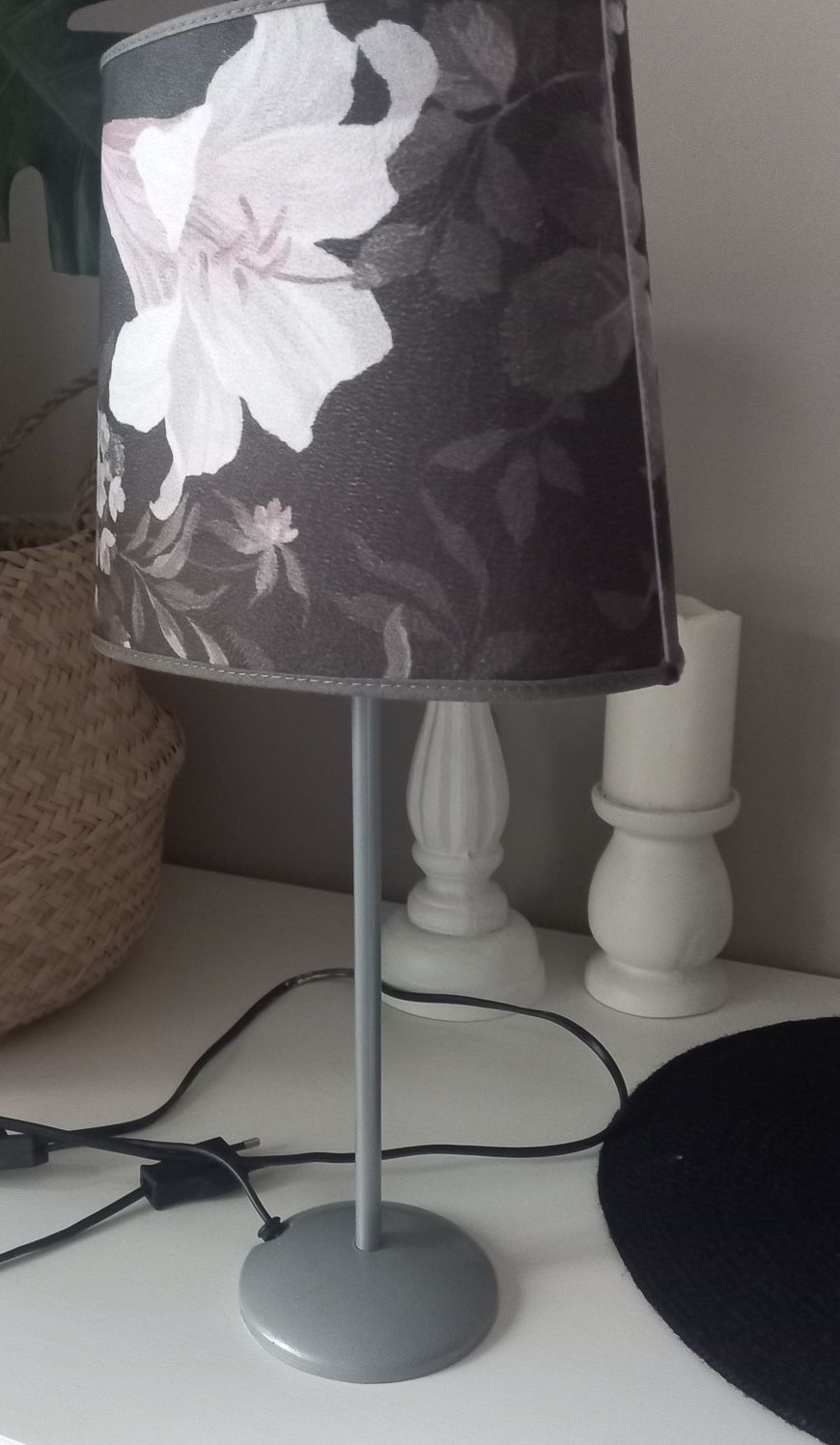 Lampa  Ikea z waskim kolorowym kloszem w kwiaty na parapet