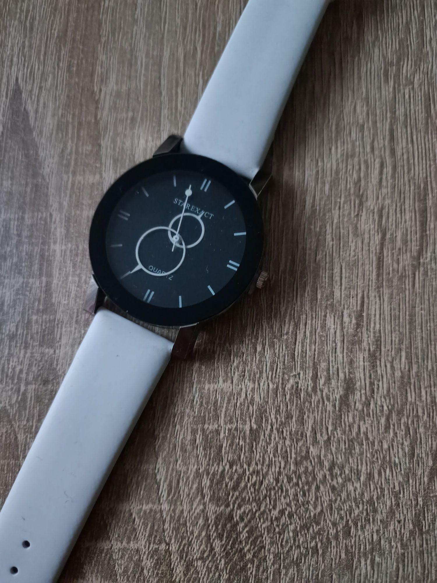 Biały nowy zegarek