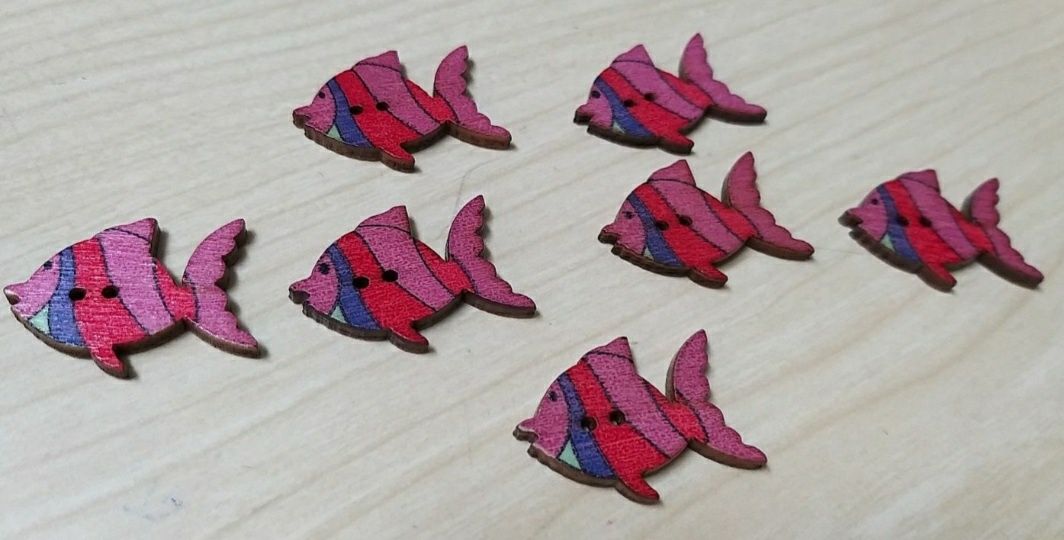 Botões peixinhos coloridos.