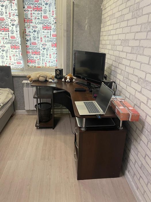 Компʼютерний стіл