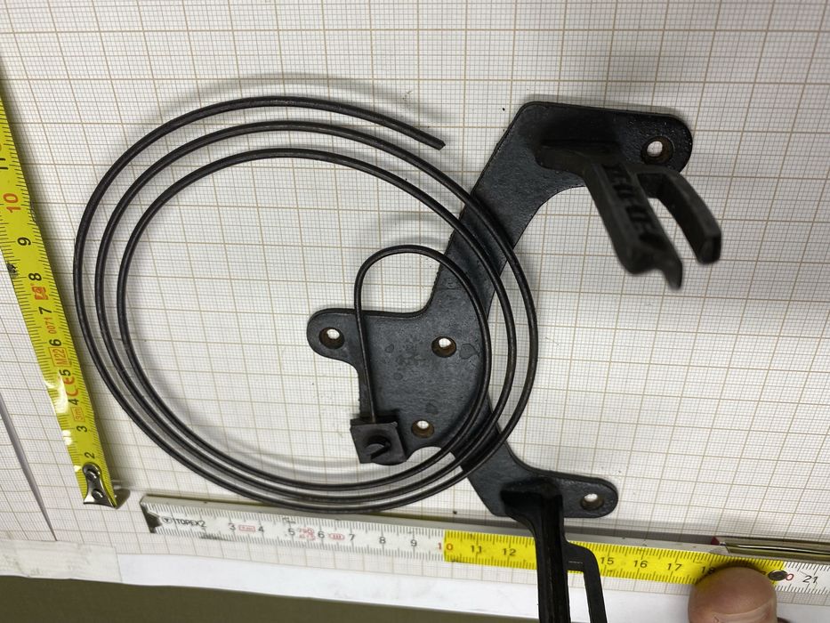 Gong spiralny z sankami mocujscymi mechanizm zegara