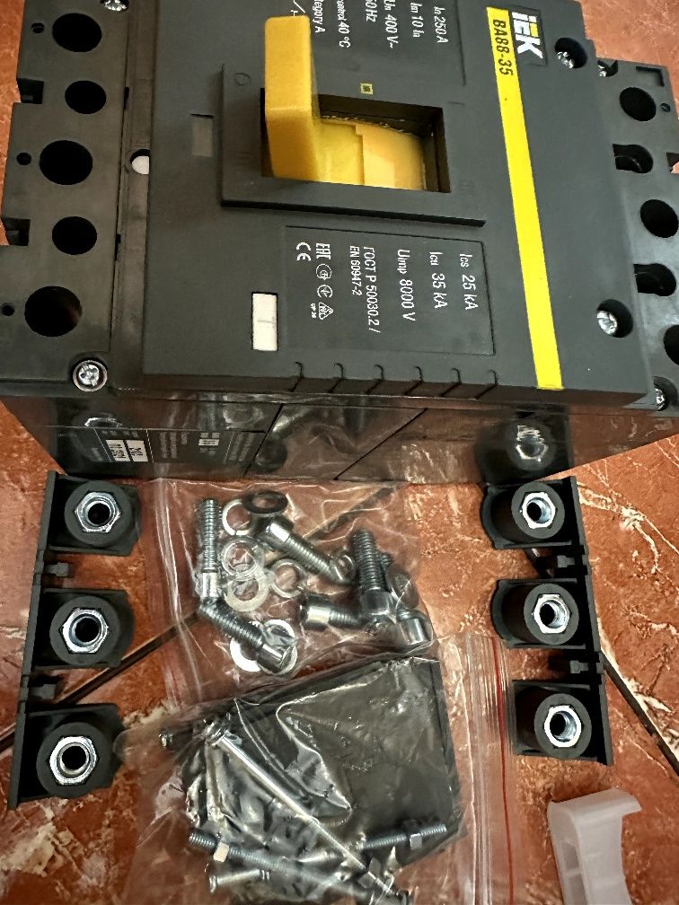 Продается автоматический выключатель IEK ВА88-35 250А
