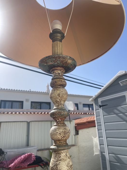 Candeeiro antigo em madeira pintado à mao