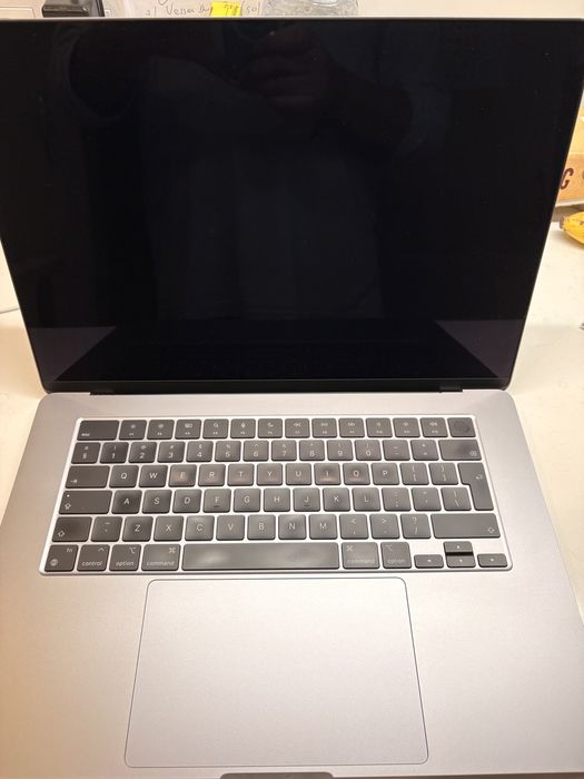 MacBook Air 15 cali 1 TB SSD z 2023 roku z M2 8 GB RAM