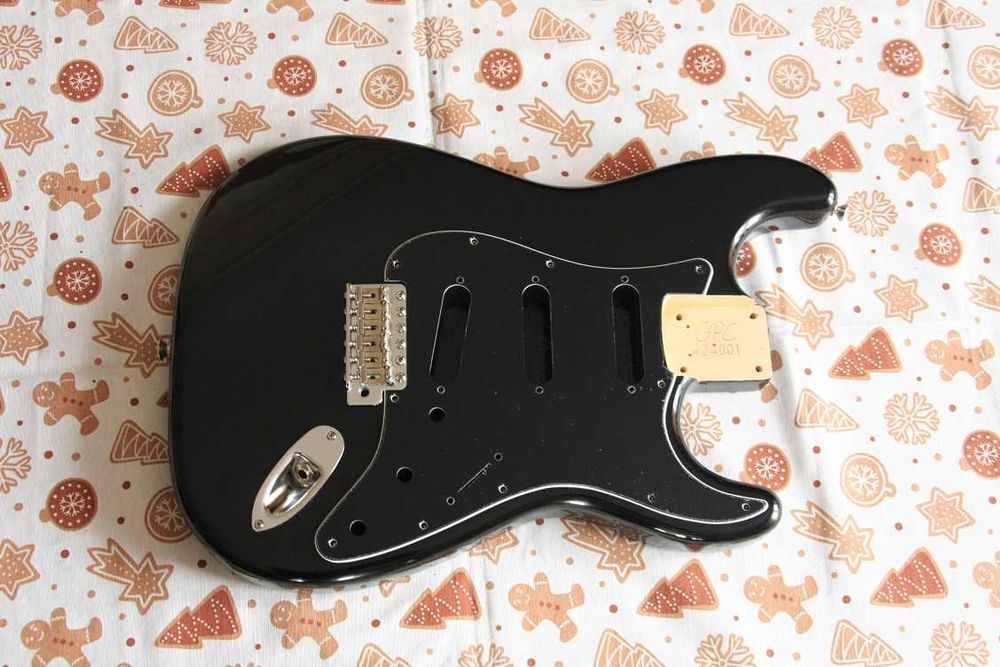 Korpus Stratocaster, mostek, pickguard Fender