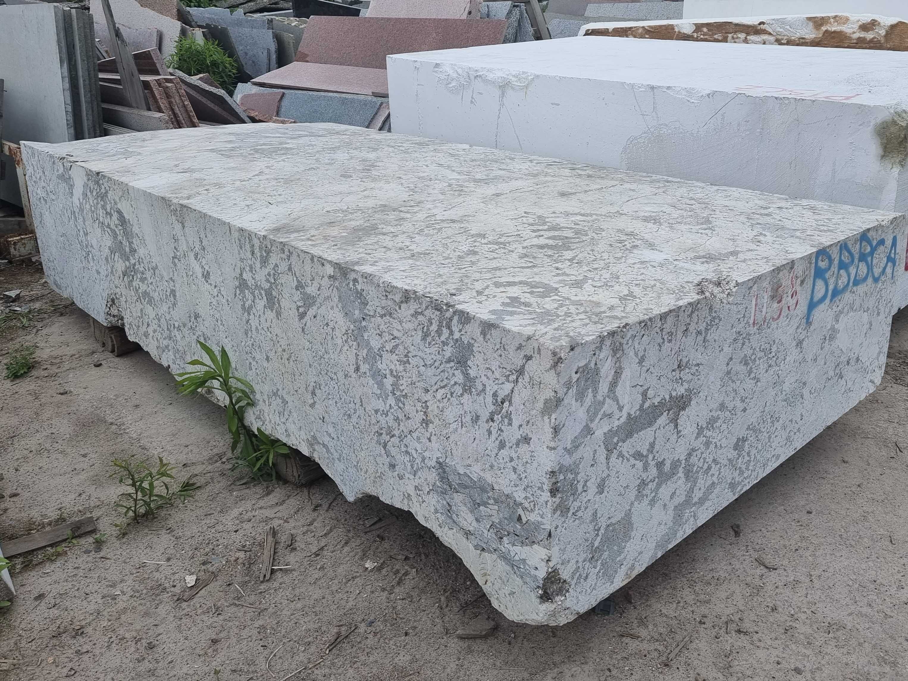 Граніт Aspen White в блоках.