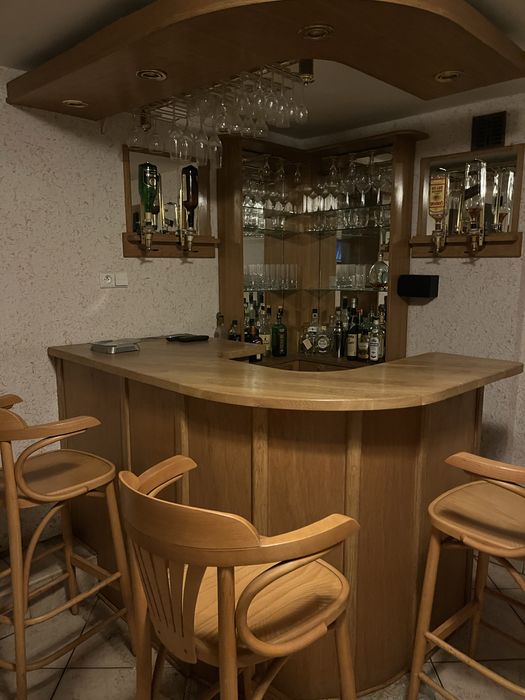 Drewniany barek na alkohol z lustrem i podświetleniem + 3 hockery