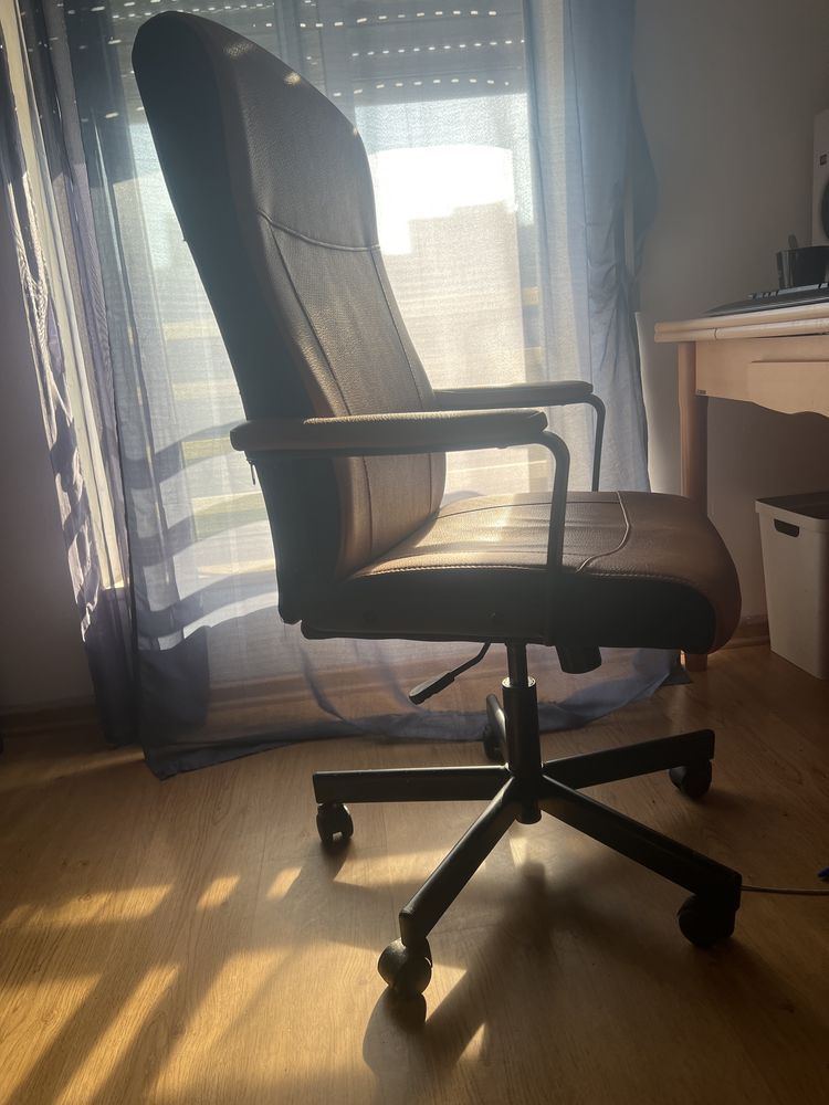 Vendo cadereia como nova para desktop razao comprei uma melhor