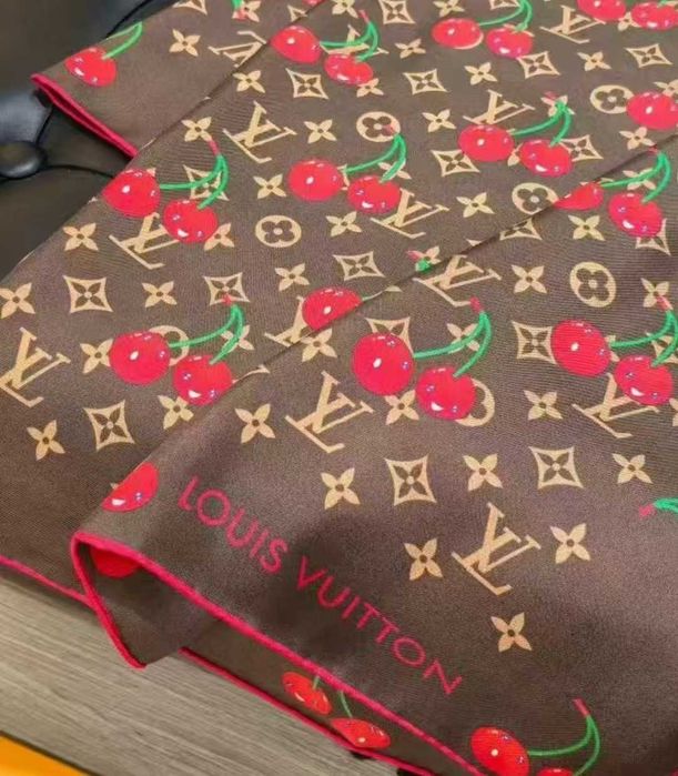 Chusta LV w motywie wiśni