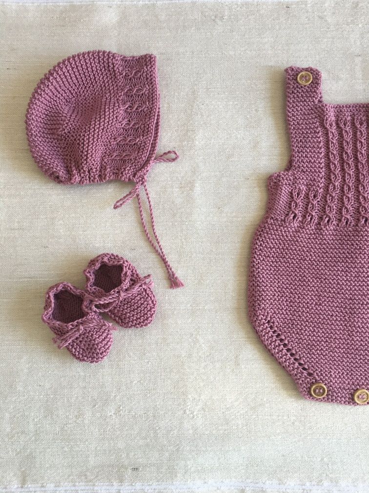 Conjunto de fofo, touca e carapins em algodão ou em lã. Feito à mão.