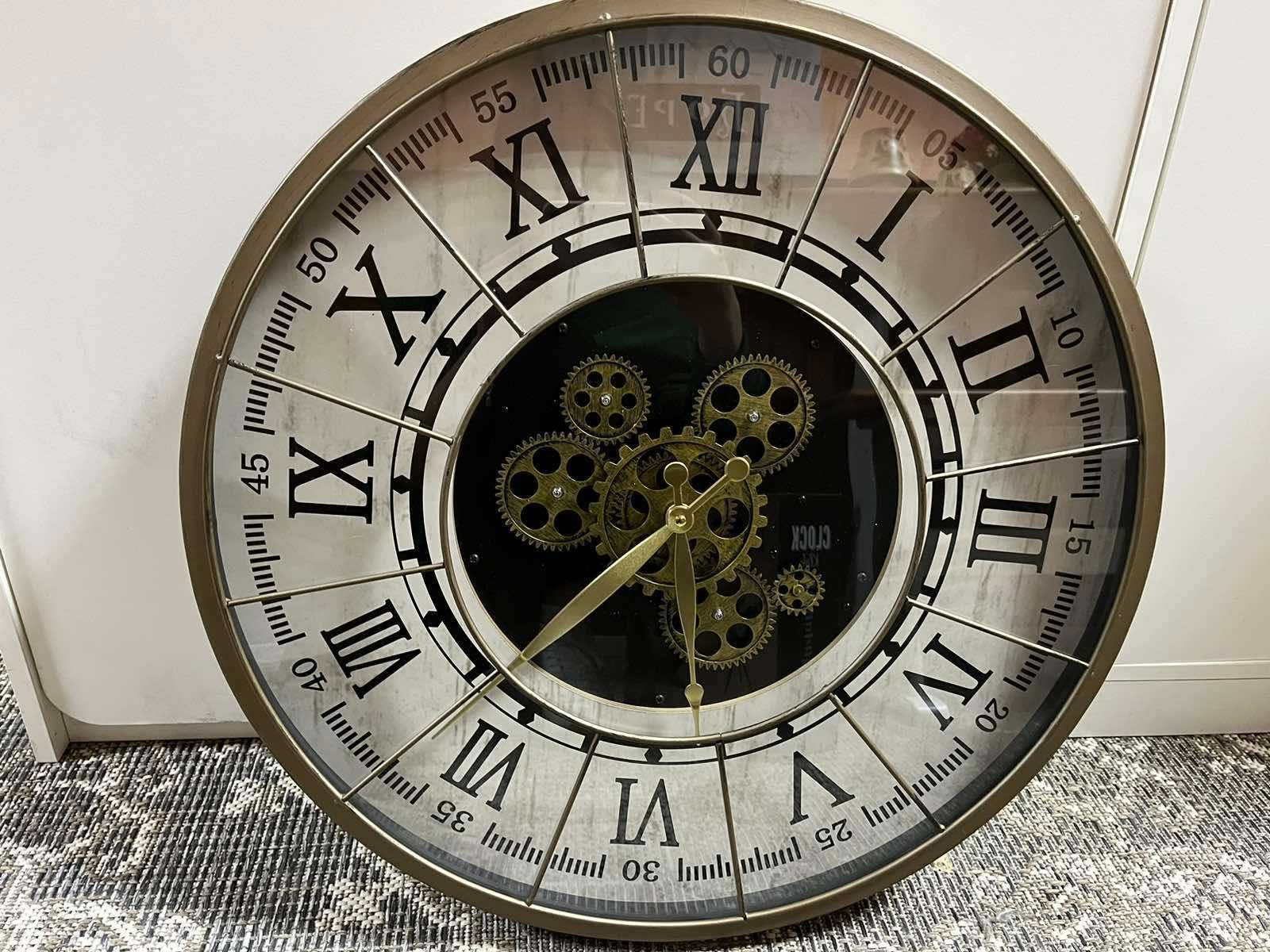 Настінний годинник з видимим механізмом