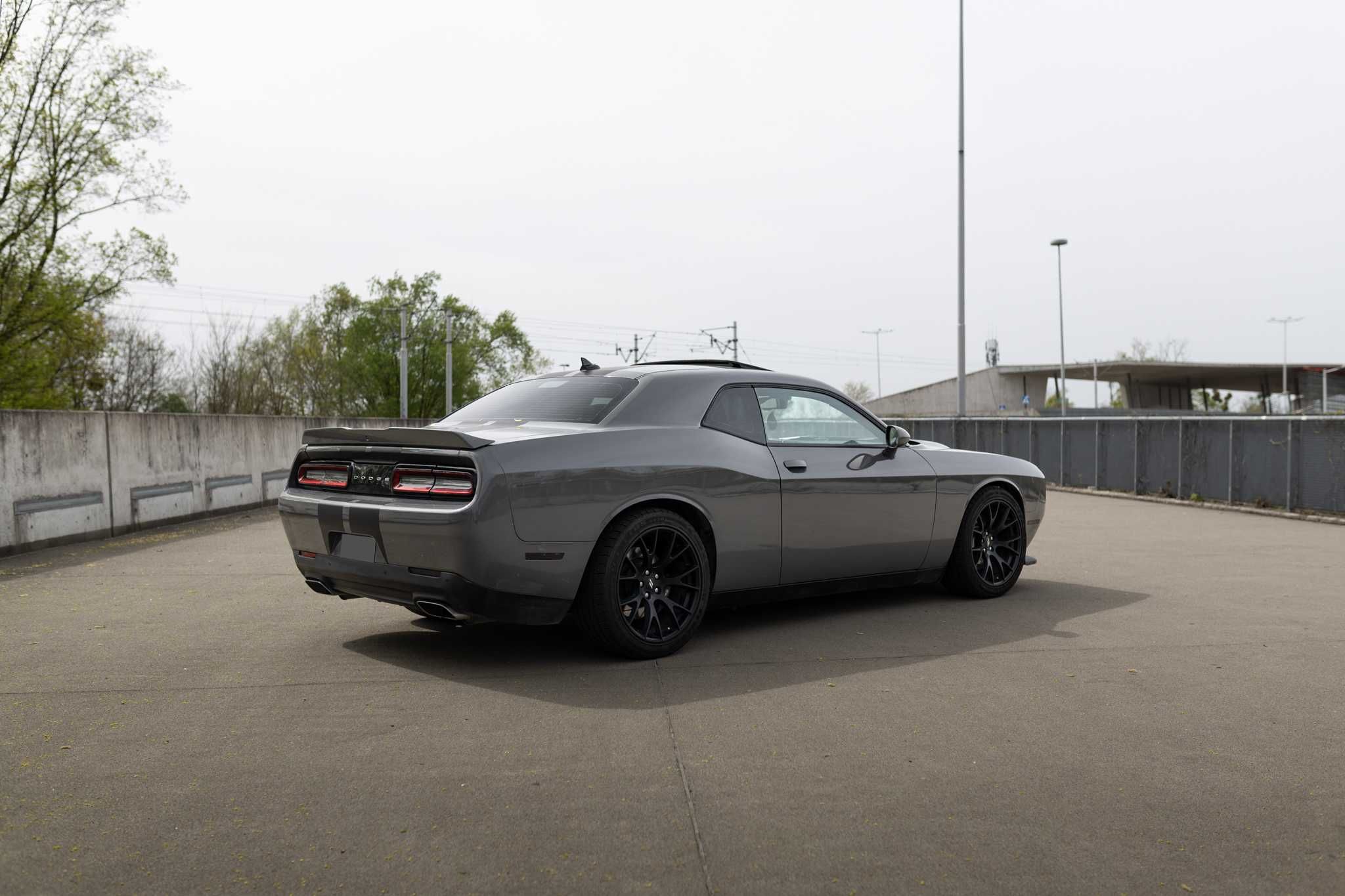 Dodge Challenger V8 na wynajem | 5.7L i 6.4L Widebody Wrocław