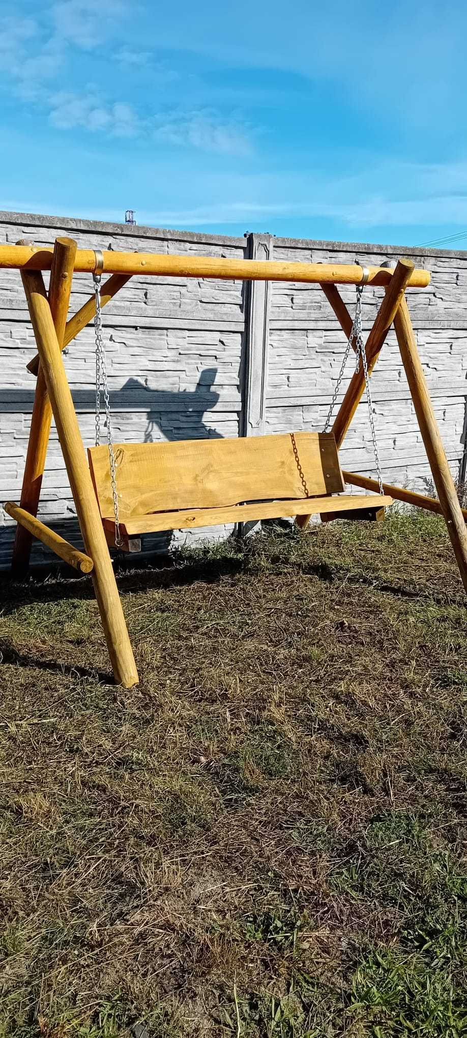 Huśtawka ogrodowa drewniana - transport złożonej już huśtawki w cenie.