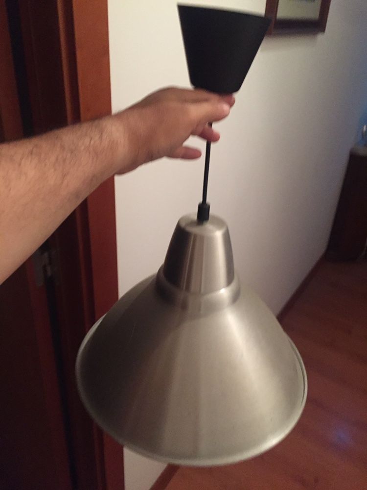 Candeeiro cozinha em aluminio outro de sala em vidro (teto)